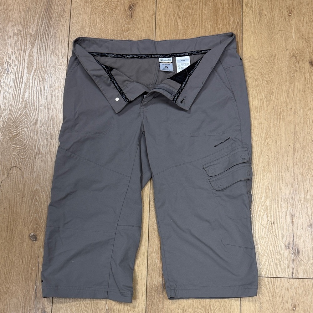 Columbia Titanium Women's Gray Cargo Capri Shorts. Size 10